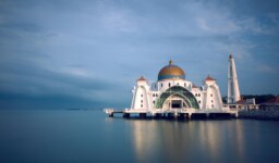 The Role of Islamic Scholars in Providing Authentic Knowledge in the Modern World